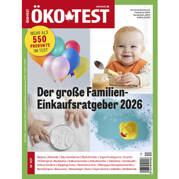 Titelseite ÖKO-TEST Jahrbuch Kinder und Familie Kind mit orangefarbenem Lätzchen sitzt am Tisch, hält Löffel, vor ihm Gummiente und Glas mit Brei, bunte Luftballons im Hintergrund.