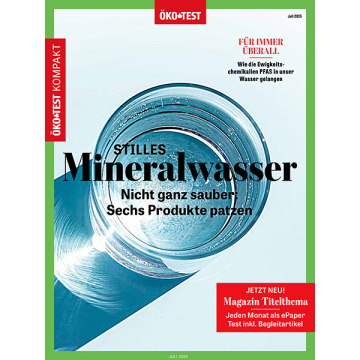 Titelblatt von ÖKO-TEST Kompakt Juli 2025 mit einem Glas stillem Mineralwasser und der Überschrift 'Nicht ganz sauber: Sechs Produkte patzen'