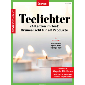 Deckblatt der Zeitschrift ÖKO-TEST KOMPAKT Dezember 2025 Drei brennende Teelichter in Glasbehältern, unscharfer Hintergrund, Text 'Teelichter 24 Kerzen im Test: Grünes Licht für elf Produkte