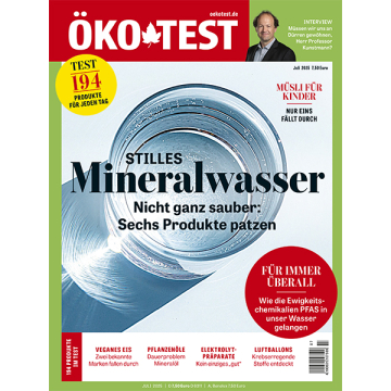 Titelseite der ÖKO-TEST Juli 2025 mit dem Thema stilles Mineralwasser, sechs Produkte fallen durch, und weiteren Themen wie Müsli für Kinder, veganes Eis, Pflanzenöle, Elektrolytpräparate und Luftballons.