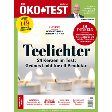 Deckblatt der Zeitschrift ÖKO-TEST Dezember 2025 mit der Überschrift Mehrere brennende Teelichter in Metallhüllen auf hellem Untergrund, darüber Text 'Teelichter 24 Kerzen im Test: Grünes Licht für elf Produkte