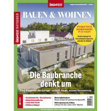 Magazincover ÖKO-TEST Ratgeber Bauen & Wohnen mit Bild eines modernen Wohnhauses mit begrüntem Flachdach und Text zu energetischer Modernisierung und nachhaltigem Bauen