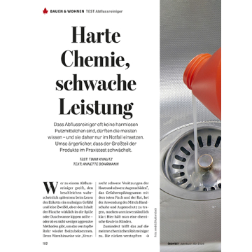 Textseite mit Überschrift 'Harte Chemie, schwache Leistung' und Fließtext zum Thema Abflussreiniger, darunter ein Foto eines roten Plastikflaschenausgusses über einem Metallabfluss mit Sieb.