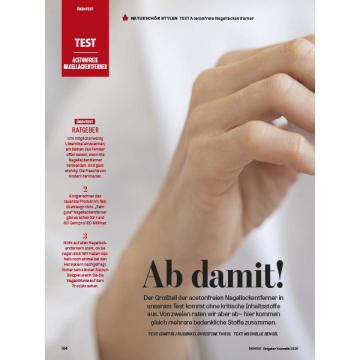 Das Bild zeigt einen Ausschnitt aus der Zeitschrift ÖKO-TEST, der sich mit einem Test acetonfreier Nagellackentferner befasst. Im Vordergrund ist ein verwaschenes Bild einer Hand zu sehen, die scheinbar einen Nagellackentferner benutzt. Der Hauptfokus lie