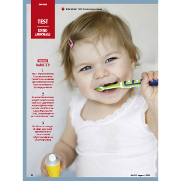 Kleines Kind mit rosa Haarspange putzt mit grüner Zahnbürste Zähne, hält gelbe Zahnpastatube