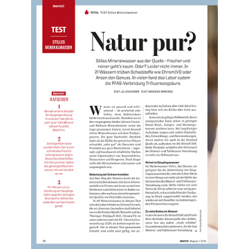 ÖKO-TEST Magazin Seite mit Überschrift 'Natur pur?' und Text über die Reinheit und Schadstoffbelastung von stillem Mineralwasser