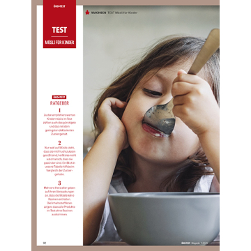 Kind isst Müsli mit Löffel aus weißer Schüssel, Fokus auf Gesicht und Hand