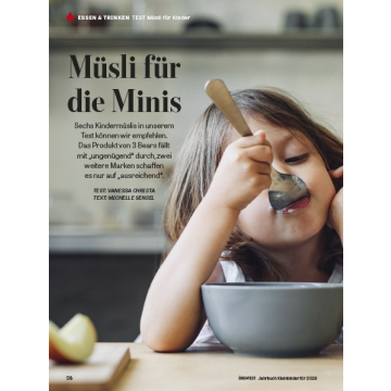 Kind isst Müsli mit Löffel aus weißer Schüssel, Fokus auf Gesicht und Hand