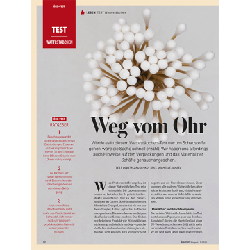Nahaufnahme eines Bündels weißer Wattestäbchen mit Holzstielen, Artikelüberschrift 'Weg vom Ohr' und Text über Schadstoffe und Material von Wattestäbchen im ÖKO-TEST Magazin