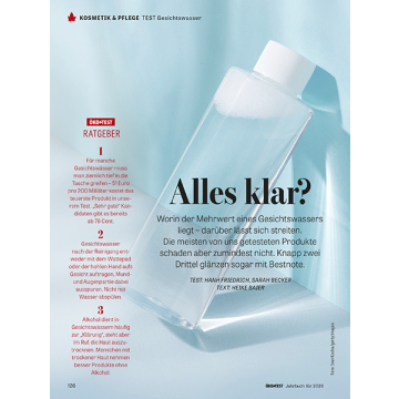 Das Bild zeigt eine durchsichtige Flasche Gesichtwasser vor einer hellblauen Wand