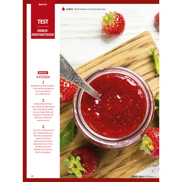 Offenes Glas mit rotem Erdbeer-Fruchtaufstrich, umgeben von frischen Erdbeeren und Minzblättern, daneben Text mit Test- und Ratgeberhinweisen zu Erdbeer-Fruchtaufstrichen