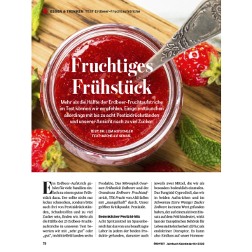 Offenes Glas mit rotem Erdbeer-Fruchtaufstrich, umgeben von frischen Erdbeeren und Minzblättern, daneben Text mit Test- und Ratgeberhinweisen zu Erdbeer-Fruchtaufstrichen