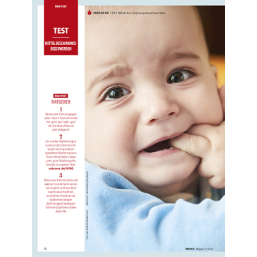 Ein Baby mit dem Finger im Mund. Textabschnitt mit Testergebnissen zu Mitteln bei Zahnungsbeschwerden, darunter Hinweise zu Schmerzursachen und Empfehlungen für Kinderärzte.