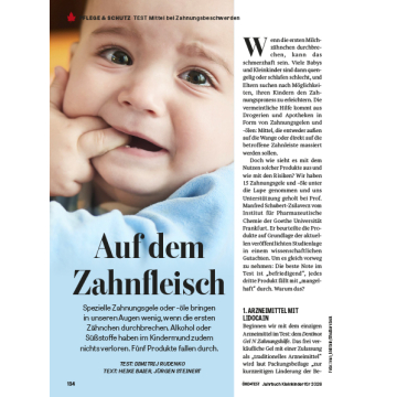 Ein Baby mit dem Finger im Mund. Textabschnitt mit Testergebnissen zu Mitteln bei Zahnungsbeschwerden, darunter Hinweise zu Schmerzursachen und Empfehlungen für Kinderärzte.