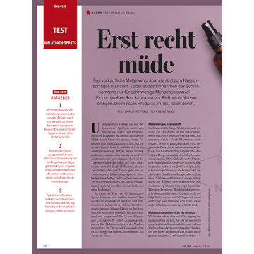 Zeitschriftenseite mit Überschrift 'Erst recht müde', Text über Melatonin-Sprays und deren Nutzen und Risiken, daneben ein braunes Sprayfläschchen mit schwarzem Sprühkopf inklusive ÖKO-TEST Logo