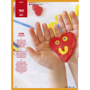 Zwei offene Kinderhände halten eine rote Knetfigur in Herzform mit gelben und blauen Augen und einem gelben Mund.