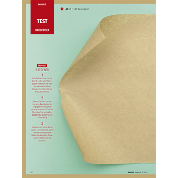 Braunes Backpapier mit einer leicht hochgeklappten Ecke auf türkisfarbenem Untergrund, links rote Textfelder mit weißer Schrift.