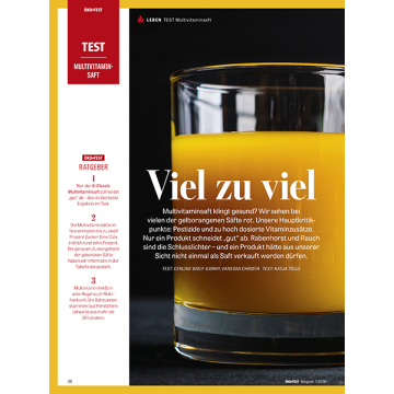 Glas mit orangem Multivitaminsaft vor schwarzem Hintergrund, daneben Text über Multivitaminsaft und Testergebnisse.